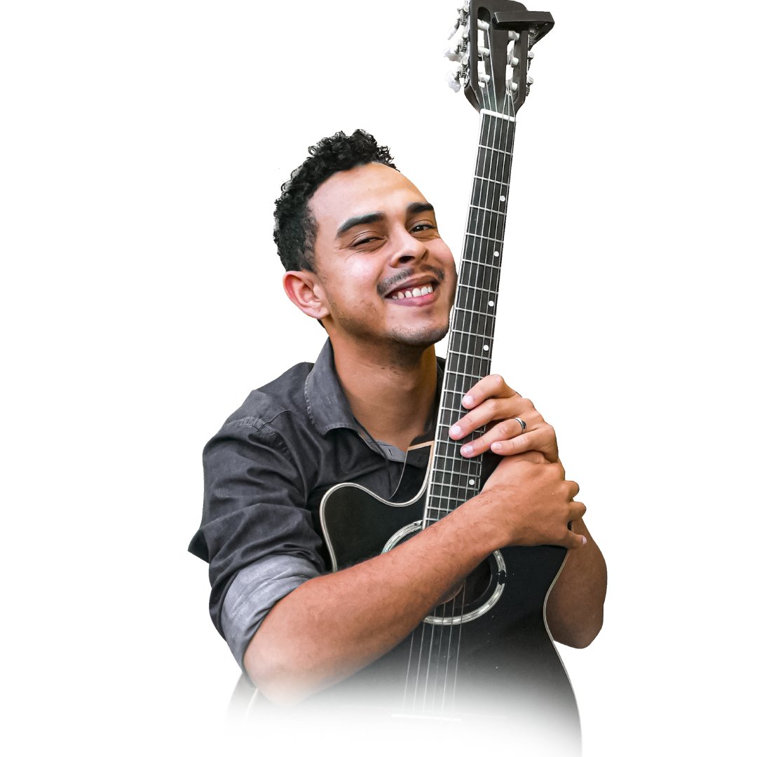 Henrique Menezes tocando violão